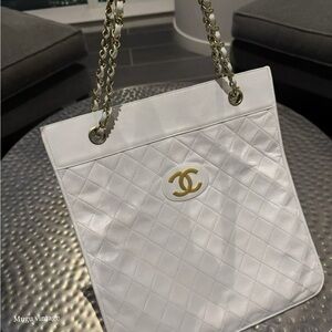 Chanel White Quilted Shoulder Bag with Gold Chain